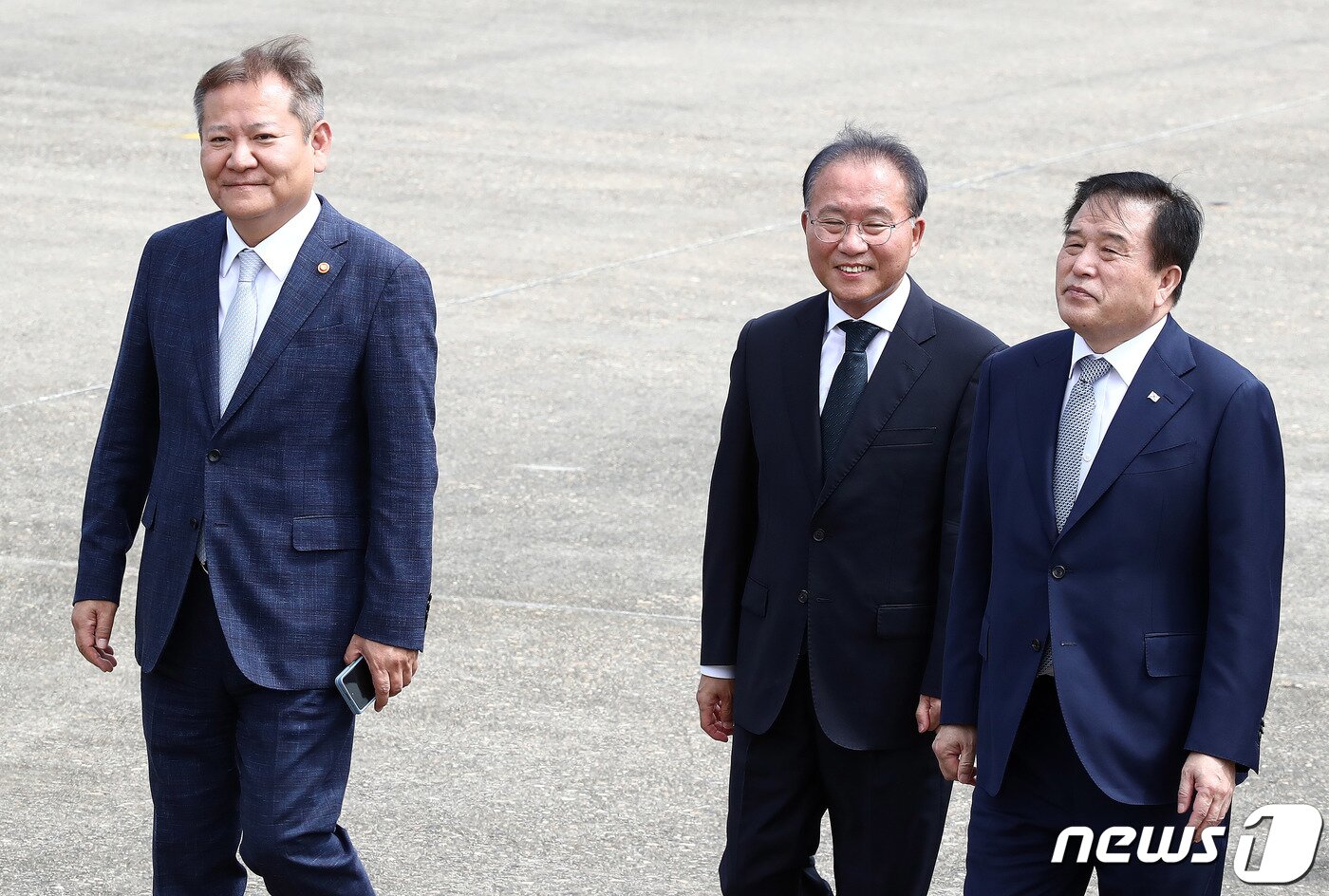 본문 이미지 - 이상민 행안부 장관(왼쪽부터), 윤재옥 국민의힘 원내대표, 이진복 대통령실 정무수석이 5일 경기도 성남시 서울공항에서 아세안(ASEAN·동남아시아국가연합) 관련 정상회의와 주요 20개국(G20) 정상회의 참석차 출국하는 윤석열 대통령을 환송 후 대화하고 있다. 2023.9.5./뉴스1 ⓒ News1 박세연 기자