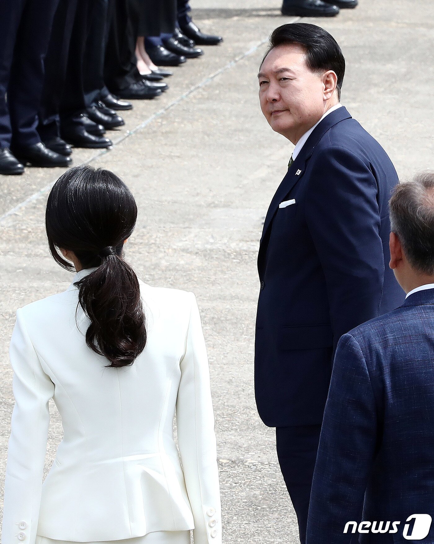 본문 이미지 - 윤석열 대통령이 인도네시아에서 열리는 아세안(ASEAN·동남아시아국가연합) 관련 정상회의와 인도에서 개최되는 주요 20개국(G20) 정상회의에 참석하기 위해 5일 경기도 성남시 서울공항에서 1호기로 향하고 있다. 2023.9.5/뉴스1 ⓒ News1 박세연 기자