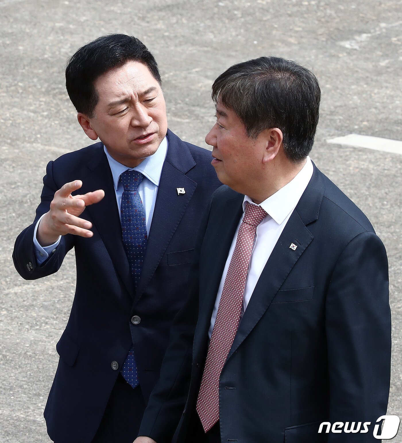 본문 이미지 - 김기현 국민의힘 대표와 김대기 대통령실 비서실장이 5일 경기도 성남시 서울공항에서 아세안(ASEAN·동남아시아국가연합) 관련 정상회의와 주요 20개국(G20) 정상회의 참석차 출국하는 윤석열 대통령을 환송 후 대화하고 있다. 2023.9.5./뉴스1 ⓒ News1 박세연 기자