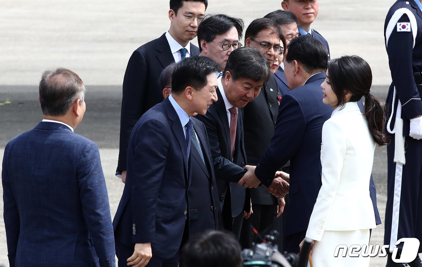 본문 이미지 - 윤석열 대통령과 김건희 여사가 인도네시아에서 열리는 아세안(ASEAN·동남아시아국가연합) 관련 정상회의와 인도에서 개최되는 주요 20개국(G20) 정상회의에 참석하기 위해 5일 경기도 성남시 서울공항을 통해 출국하며 김기현 국민의힘 대표를 비롯한 환송인사와 인사를 나누고 있다. 2023.9.5/뉴스1 ⓒ News1 박세연 기자