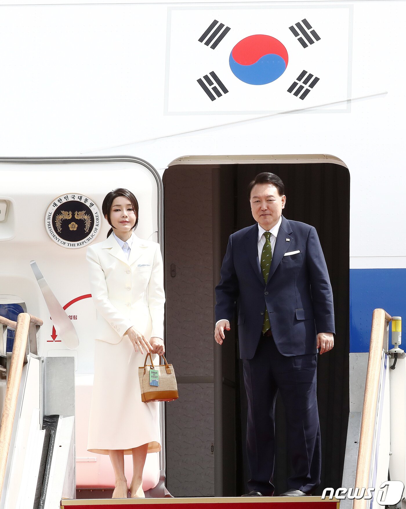 본문 이미지 - 윤석열 대통령과 김건희 여사가 인도네시아에서 열리는 아세안(ASEAN·동남아시아국가연합) 관련 정상회의와 인도에서 개최되는 주요 20개국(G20) 정상회의에 참석하기 위해 5일 경기도 성남시 서울공항을 통해 출국하고 있다. 2023.9.5/뉴스1 ⓒ News1 박세연 기자