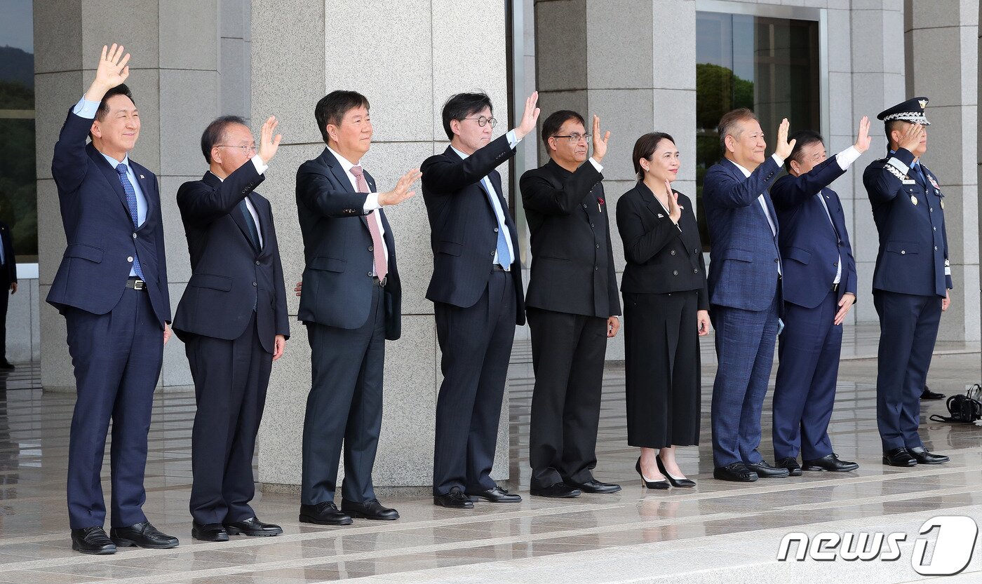 본문 이미지 - 김기현 국민의힘 대표(왼쪽부터), 윤재옥 국민의힘 원내대표, 김대기 대통령실 비서실장 등이 5일 경기도 성남시 서울공항에서 아세안(ASEAN·동남아시아국가연합) 관련 정상회의와 주요 20개국(G20) 정상회의 참석차 출국하는 윤석열 대통령이 탑승한 1호기를 바라보며 손을 흔들어 인사하고 있다. 2023.9.5./뉴스1 ⓒ News1 박세연 기자