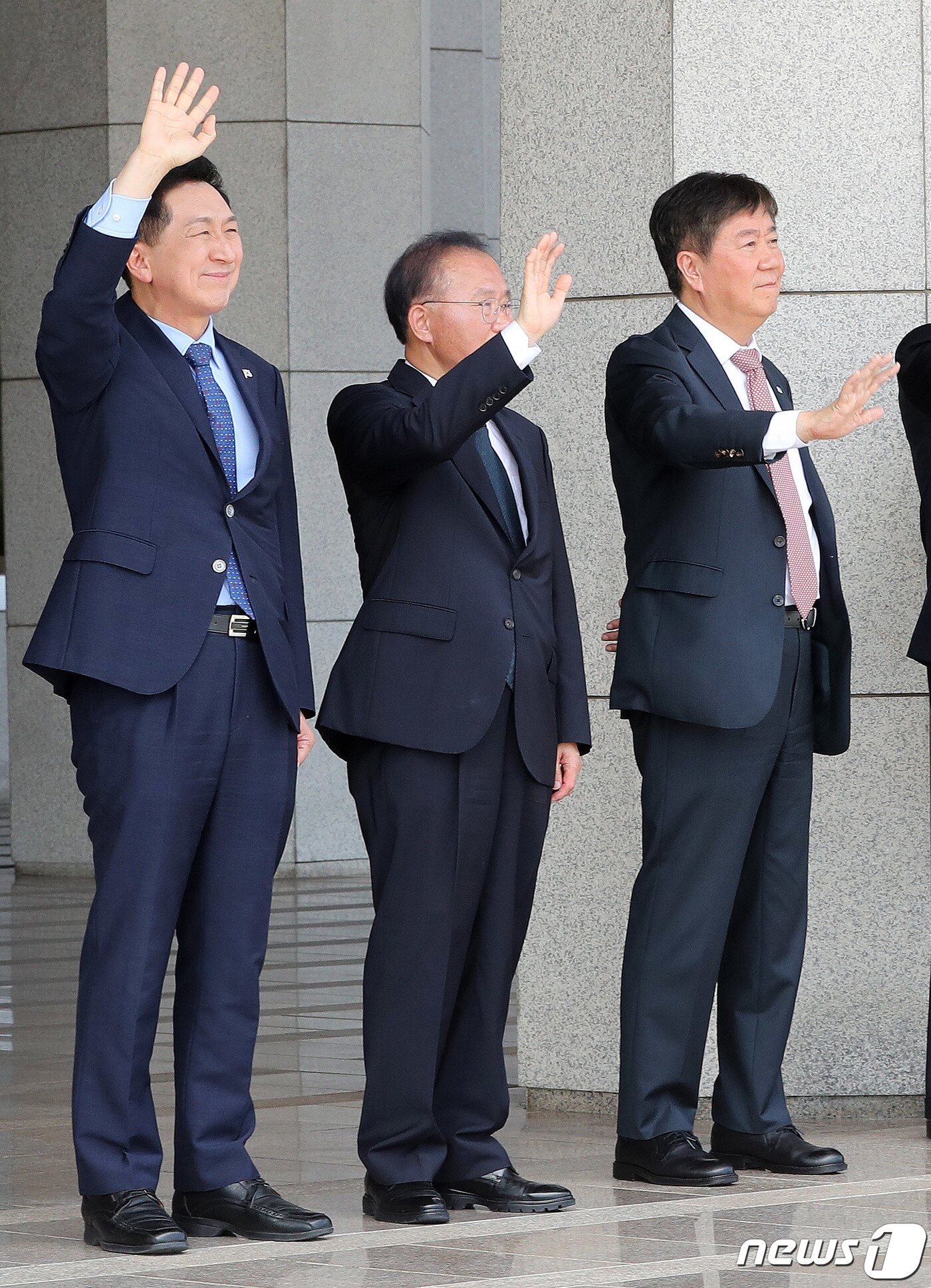 본문 이미지 - 김기현 국민의힘 대표(왼쪽부터), 윤재옥 국민의힘 원내대표, 김대기 대통령실 비서실장이 5일 경기도 성남시 서울공항에서 아세안(ASEAN·동남아시아국가연합) 관련 정상회의와 주요 20개국(G20) 정상회의 참석차 출국하는 윤석열 대통령이 탑승한 1호기를 바라보며 손을 흔들어 인사하고 있다. 2023.9.5./뉴스1 ⓒ News1 박세연 기자