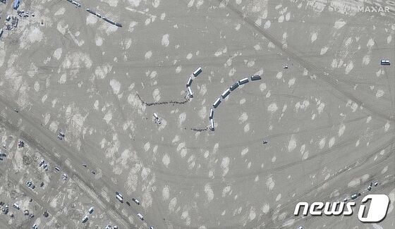 위성에서 본 버스와 버스를 기다리는 사람들. © 로이터=뉴스1 © News1 박형기 기자