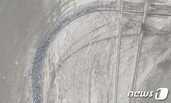 위성에서 본 차량 행렬. @ 로이터=뉴스1 © News1 박형기 기자