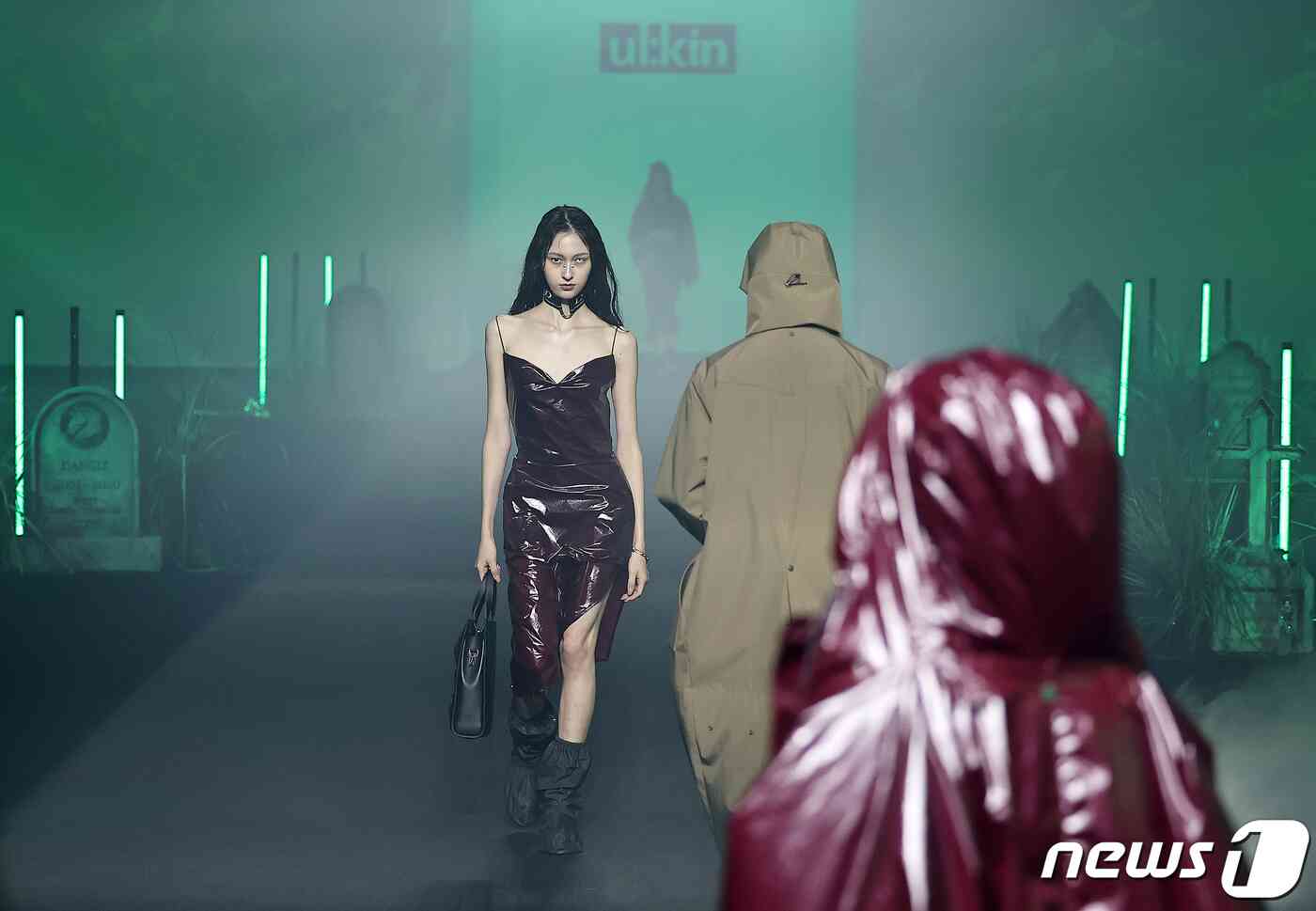 5일 서울 동대문구 동대문디자인플라자(DDP)에서 열린 ‘2024 S/S 서울패션위크’ 얼킨(ul:kin) 패션쇼에서 모델들이 멋진 위킹을 하고 있다. 2023.9.5/뉴스1 © News1 김진환 기자
