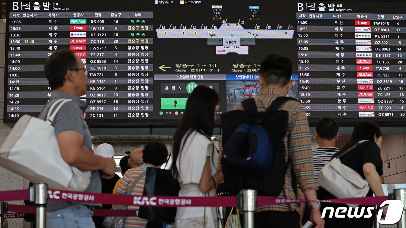 본문 이미지 - 서울 강서구 김포공항 국내선에서 여행객들이 항공기 탑승장을 위해 이동하고 있다. 2023.9.5/뉴스1 ⓒ News1 장수영 기자