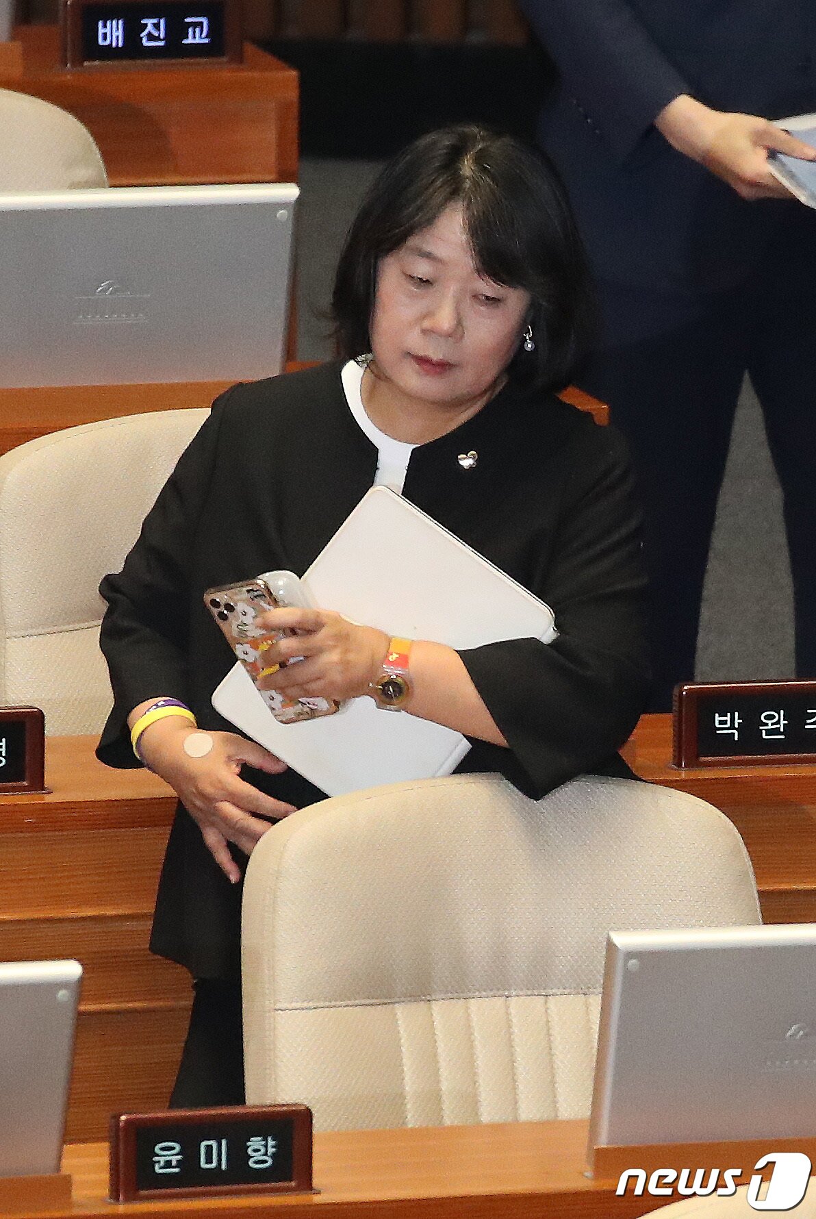 본문 이미지 - 윤미향 무소속 의원이 5일 오후 서울 여의도 국회에서 열린 제410회 국회(정기회) 제2차 본회의 정치 분야 대정부질문에 참석하고 있다. 2023.9.5/뉴스1 ⓒ News1 임세영 기자
