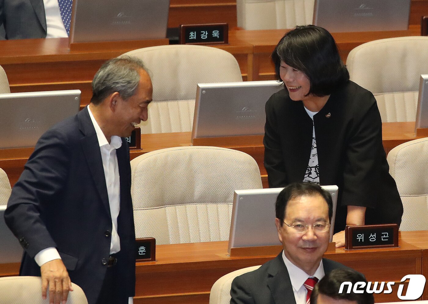 본문 이미지 - 윤미향 무소속 의원과 윤준병 더불어민주당 의원이 5일 오후 서울 여의도 국회에서 열린 제410회 국회(정기회) 제2차 본회의 정치 분야 대정부질문에서 이야기를 나누고 있다. 2023.9.5/뉴스1 ⓒ News1 임세영 기자