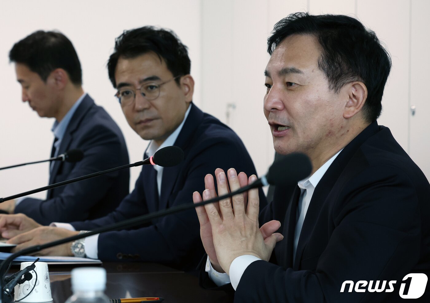 본문 이미지 - 원희룡 국토교통부 장관이 5일 오후 서울 용산구 한국인터넷광고재단에서 열린 소규모주택 관리비 투명화 방안 이행 상황점검 회의에서 발언을 하고 있다. 이날 점검 회의에는 공인중개사협회를 비롯해 네이버 부동산과 부동산119, 직방, 다방, 피터팬의 좋은방 구하기를 운영하는 두꺼비세상 관계자 및 청년 중계사 등이 참석했다. 2023.9.5/뉴스1 ⓒ News1 박정호 기자