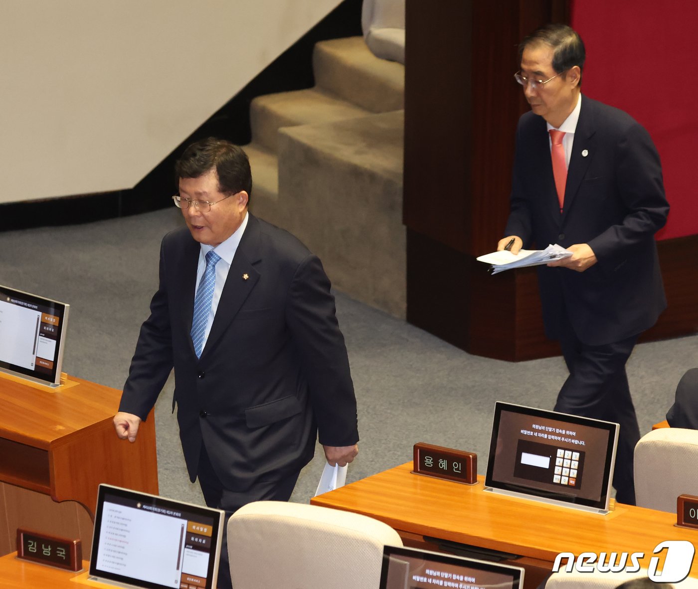 설훈 더불어민주당 의원과 한덕수 총리가 5일 오후 서울 여의도 국회에서 열린 정치분야 대정부질문을 마치고 자리로 향하고 있다. 2023.9.5/뉴스1 ⓒ News1 송원영 기자