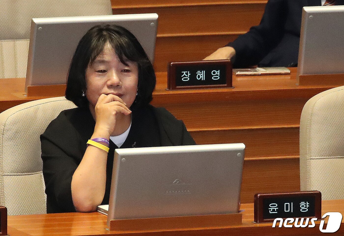 본문 이미지 - 윤미향 무소속 의원이 5일 오후 서울 여의도 국회에서 열린 제410회 국회(정기회) 제2차 본회의 정치 분야 대정부질문에서 자신과 관련한 日 조총련 행사 참석 질문을 경청하고 있다. 2023.9.5/뉴스1 ⓒ News1 임세영 기자