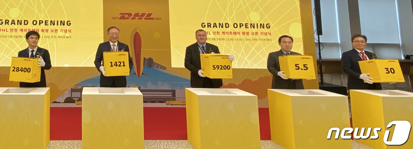 본문 이미지 - 5일 인천공항 화물터미널지역에서 열린 ‘인천공항 DHL 화물터미널 확장 오픈 기념식’에서 이학재 인천국제공항공사 사장(오른쪽 첫 번째) 등 참석자들이 기념촬영을 하고 있다. (인천공항공사 제공) 2023.9.5/뉴스1