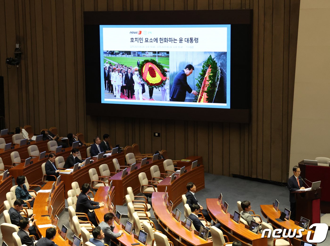 김두관 더불어민주당 의원이 5일 오후 서울 여의도 국회에서 열린 정치분야 대정부질문에서 윤석열 대통령의 호치민 묘소 헌화하는 사진을 모니터에 띄운 후 한덕수 국무총리에게 질의하고 있다. 2023.9.5/뉴스1 ⓒ News1 송원영 기자