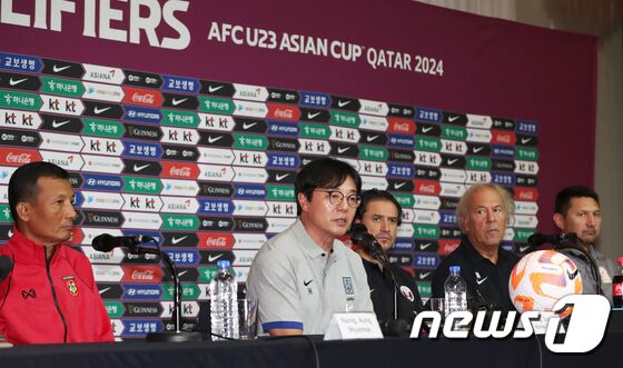 황선홍 U-23 축구대표팀 감독이 5일 오후 경남 창원시 그랜드 머큐어 앰배서더 창원 호텔에서 열린 아시아축구연맹(AFC) 23세 이하(U-23) 아시안컵 예선 공식 기자회견에서 취재진 질의에 답하고 있다. 올림픽축구대표팀은 오는 6일 카타르, 9일 키르기스스탄, 12일 미얀마와 창원축구센터에서 경기를 치른다. 2032.9.5/뉴스1 © News1 윤일지 기자