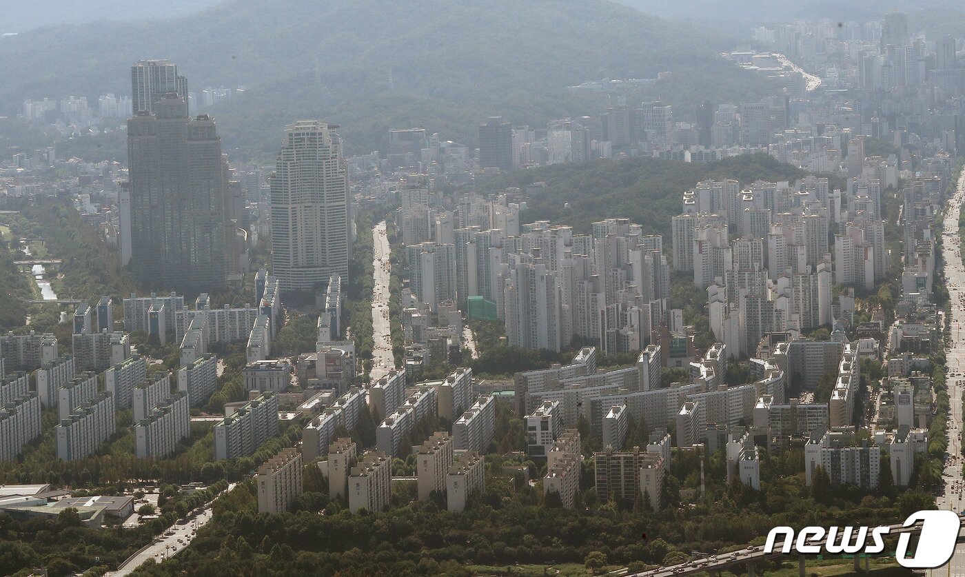 본문 이미지 - 서울 송파구 롯데월드타워 서울스카이에서 바라본 강남구 아파트 단지. 2023.9.5/뉴스1 ⓒ News1 박세연 기자