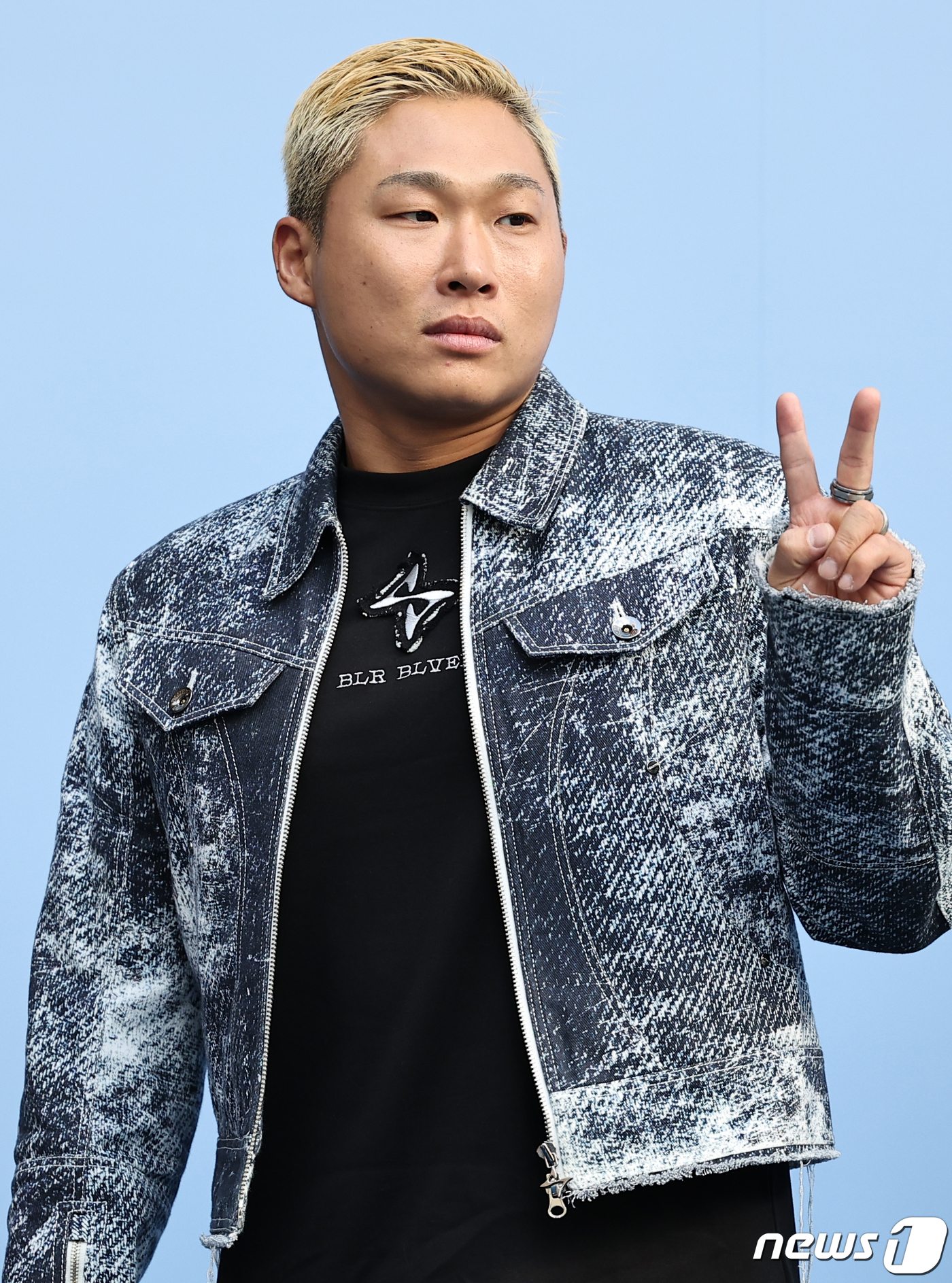 (서울=뉴스1) 김진환 기자 = 랩퍼 스윙스가 5일 서울 중구 동대문 DDP에서 열린 ‘2024 S/S 서울패션위크’ 비엘알(BLR) 컬렉션에 참석해 포즈를 취하고 있다. 2023 …