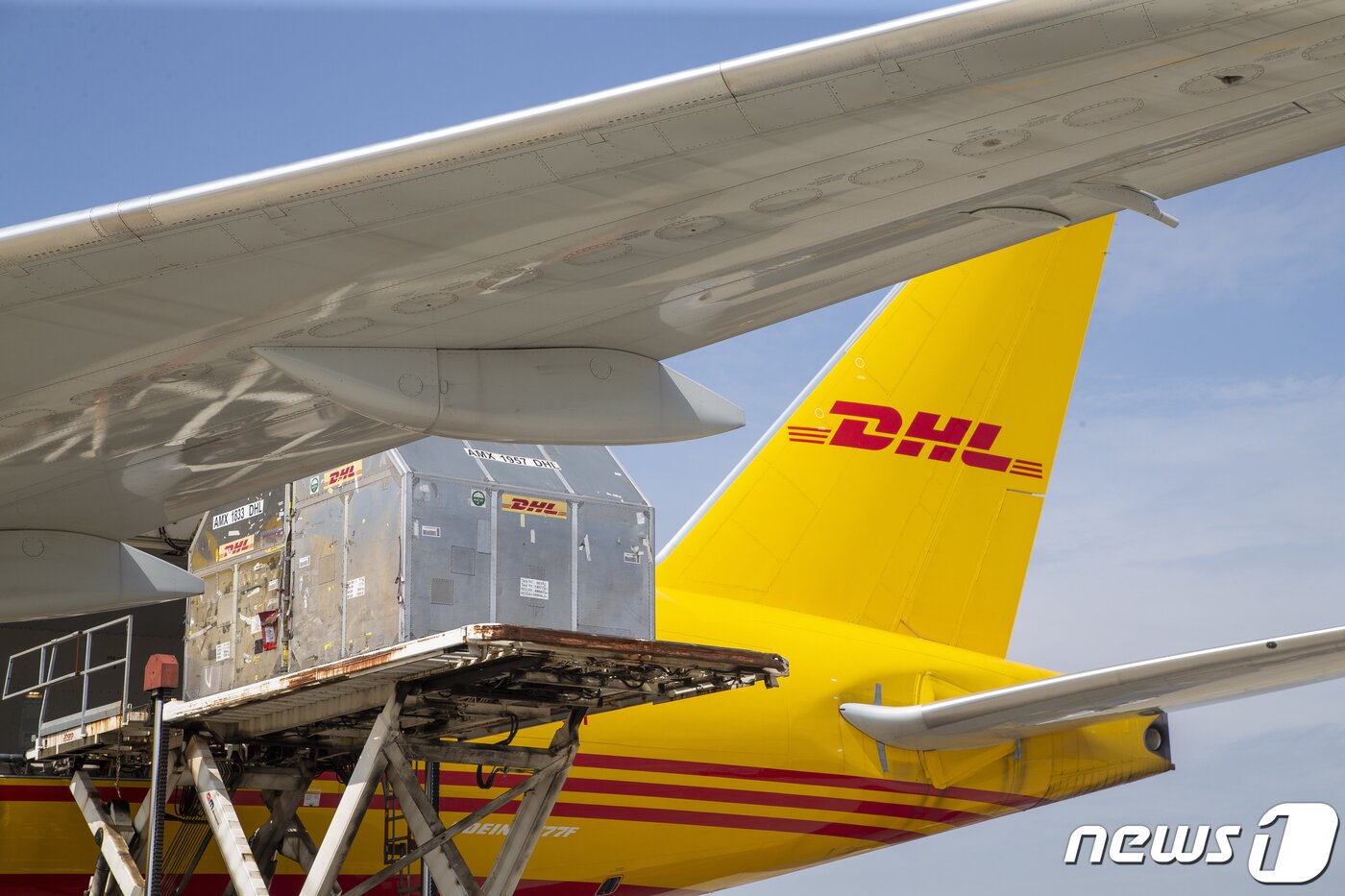 본문 이미지 - DHL 항공기 화물 하역 이미지((DHL 익스프레스 코리아 제공)