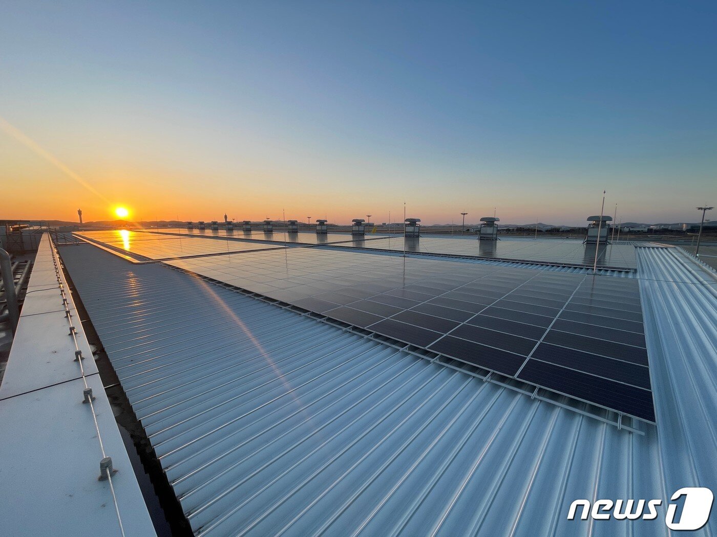 본문 이미지 - DHL 인천 게이트웨이 건물 상부 태양광 패널 이미지((DHL 익스프레스코리아 제공)