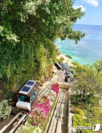 본문 이미지 - 아야나 리조트 락바로 가기 위해 탑승해야 하는 전용 엘리베이터ⓒ 뉴스1 