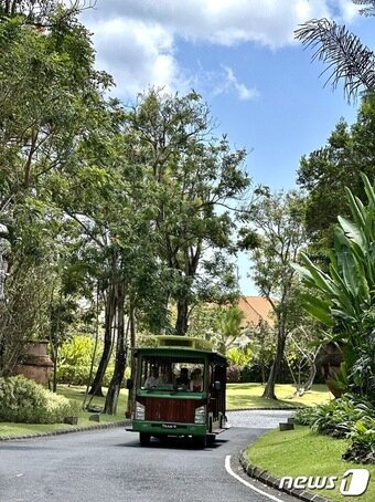 본문 이미지 - 부지가 워낙 넓어 아야나에서 리조트, 시설 간 이동할때 트램 이용한다. 배차 시간은 5분으로 짧은 편이다.ⓒ 뉴스1 윤슬빈 기자