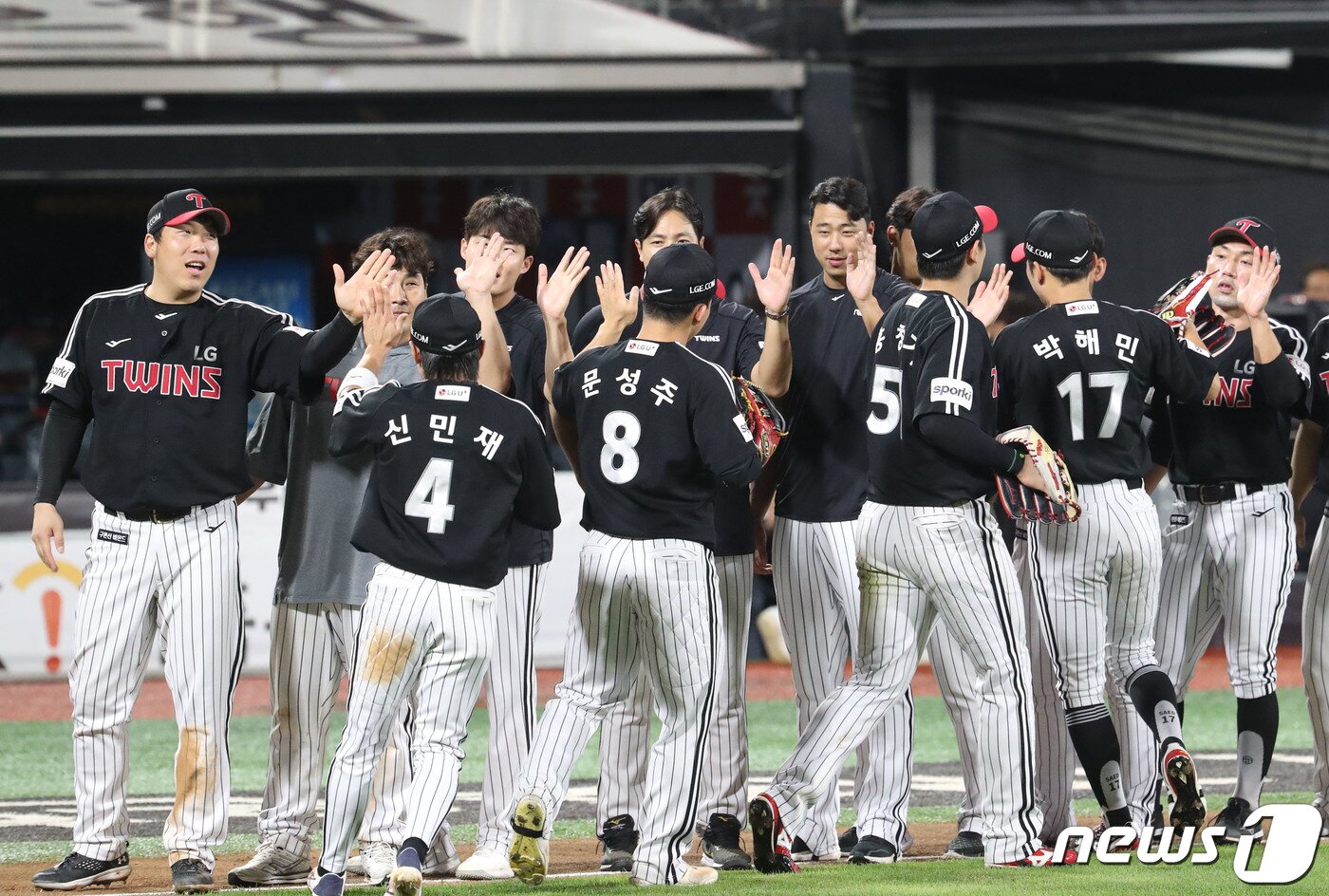 본문 이미지 - 지난 9월5일 오후 경기 수원시 장안구 KT위즈파크에서 열린 ‘2023 신한은행 SOL KBO리그’ LG 트윈스와 KT 위즈의 경기 종료 후 LG 선수들이 기쁨을 나누고 있다. 2023.9.5/뉴스1 ⓒ News1 김영운 기자