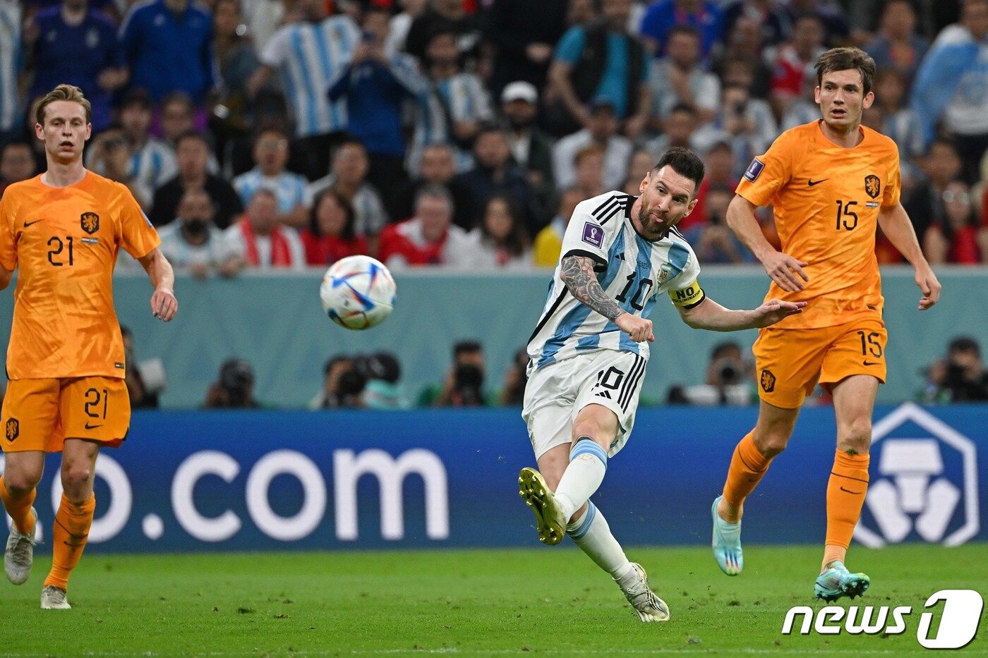 본문 이미지 - 카타르 월드컵 당시 네덜란드를 상대하는 리오넬 메시. ⓒ AFP=뉴스1