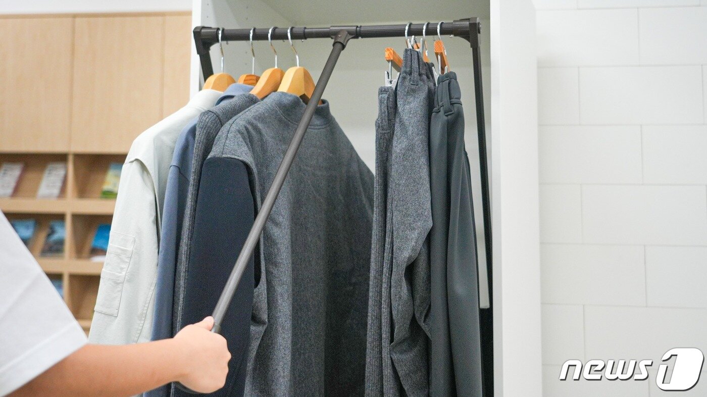 본문 이미지 - 토끼굴 팝업스토어에 진열된 삼성물산 유니버설 디자인 브랜드 ‘하티스트’ 의류(서울관광재단 제공)