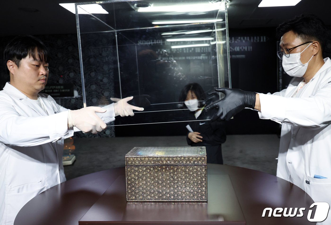 본문 이미지 - 문화재청이 6일 오전 서울 종로구 효자로 국립고궁박물관에서 국외소재문화재재단을 통해 일본에서 환수한 고려 나전칠기 나전국화넝쿨무늬상자를 공개하고 있다. 2023.9.6/뉴스1 ⓒ News1 박정호 기자