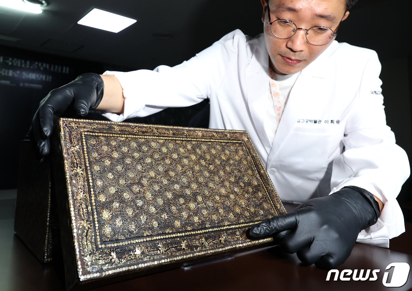 본문 이미지 - 문화재청이 6일 오전 서울 종로구 효자로 국립고궁박물관에서 국외소재문화재재단을 통해 일본에서 환수한 고려 나전칠기 나전국화넝쿨무늬상자를 공개하고 있다. 2023.9.6/뉴스1 ⓒ News1 박정호 기자