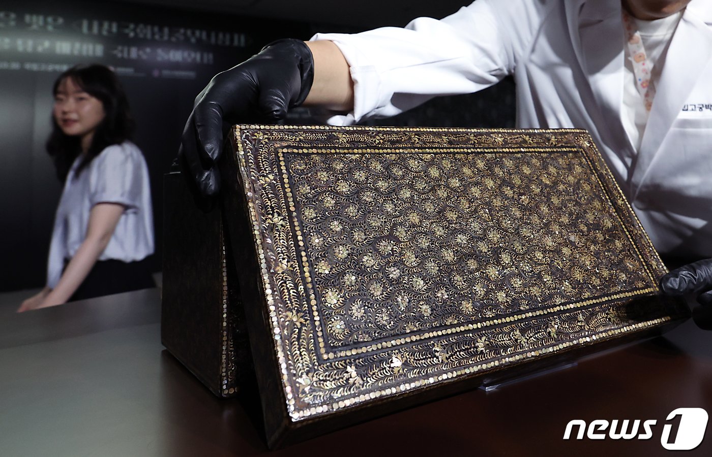 본문 이미지 - 문화재청이 6일 오전 서울 종로구 효자로 국립고궁박물관에서 국외소재문화재재단을 통해 일본에서 환수한 고려 나전칠기 나전국화넝쿨무늬상자를 공개하고 있다. 2023.9.6/뉴스1 ⓒ News1 박정호 기자