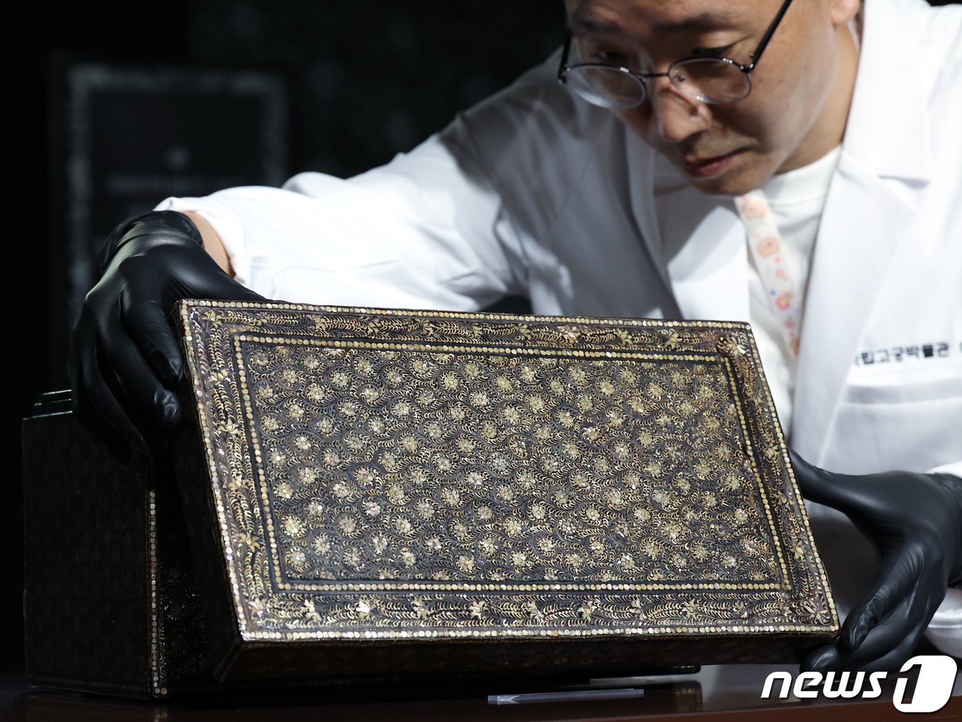 본문 이미지 - 문화재청이 6일 오전 서울 종로구 효자로 국립고궁박물관에서 국외소재문화재재단을 통해 일본에서 환수한 고려 나전칠기 나전국화넝쿨무늬상자를 공개하고 있다.  2023.9.6/뉴스1 ⓒ News1 박정호 기자