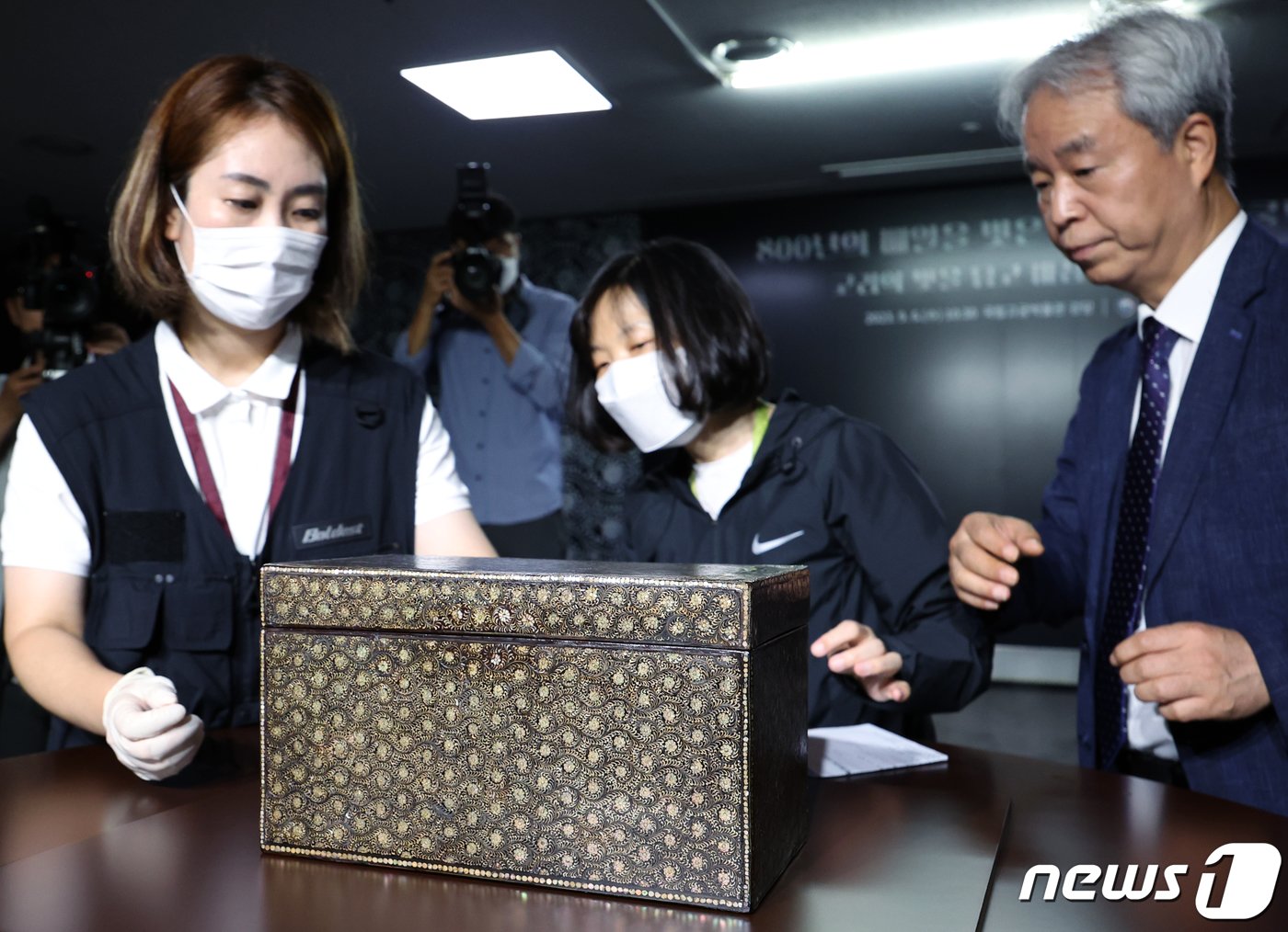 본문 이미지 - 문화재청이 6일 오전 서울 종로구 효자로 국립고궁박물관에서 국외소재문화재재단을 통해 일본에서 환수한 고려 나전칠기 나전국화넝쿨무늬상자를 공개하고 있다. 2023.9.6/뉴스1 ⓒ News1 박정호 기자