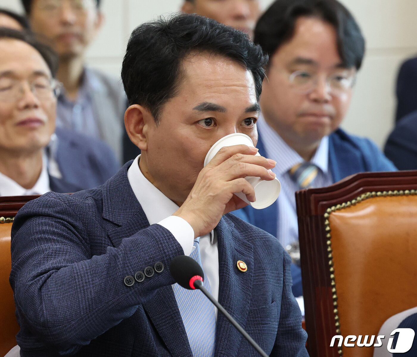 본문 이미지 - 박민식 국가보훈부 장관이 6일 서울 여의도 국회에서 열린 정무위원회 전체회의에서 물을 마시고 있다. 2023.9.6/뉴스1 ⓒ News1 송원영 기자