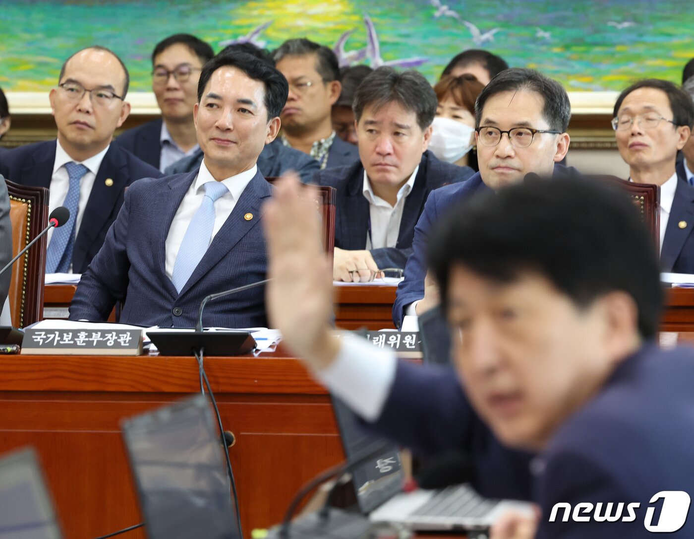 본문 이미지 - 박민식 국가보훈부 장관이 6일 서울 여의도 국회에서 열린 정무위원회 전체회의에 출석해 자리에 앉아 있다. 2023.9.6/뉴스1 ⓒ News1 송원영 기자