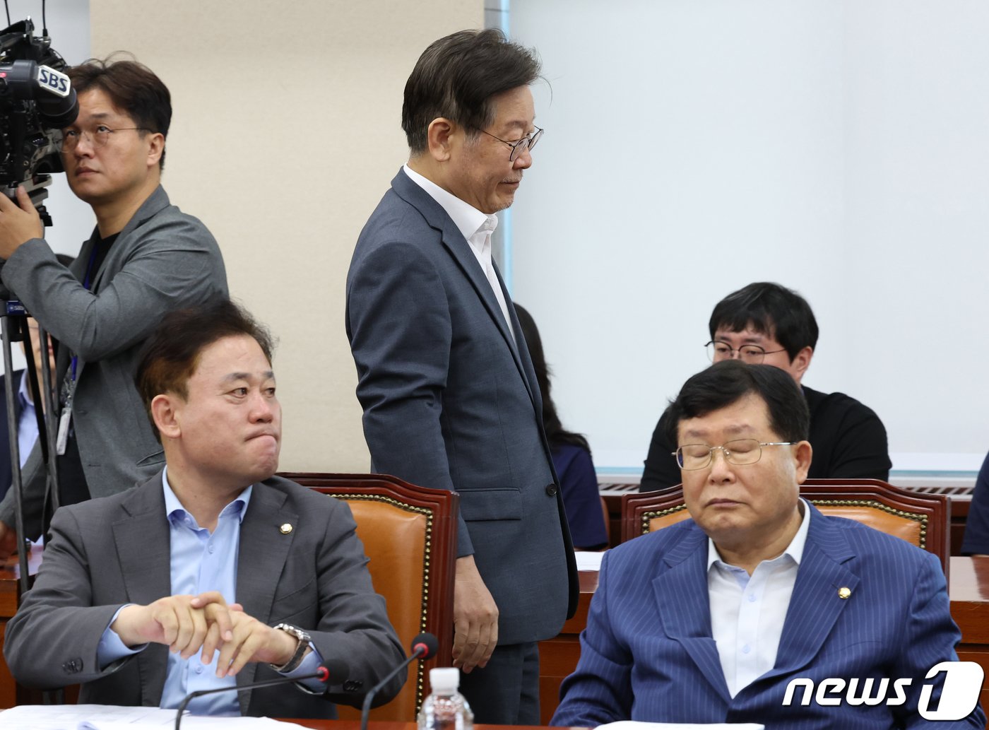 본문 이미지 - 이재명 더불어민주당 대표가 6일 오전 서울 여의도 국회에서 열린 국방위원회 전체회의에서 송갑석, 설훈 의원 뒤로 지나가고 있다. 2023.9.6/뉴스1 ⓒ News1 송원영 기자