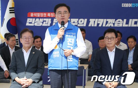 진교훈 후보가 6일 오전 서울 여의도 국회 본청앞 단식투쟁천막에서 열린 더불어민주당 서울 강서구청장 보궐선거 후보자 공천장 수여식에서 발언을 하고 있다. 2023.9.6/뉴스1 © News1 임세영 기자
