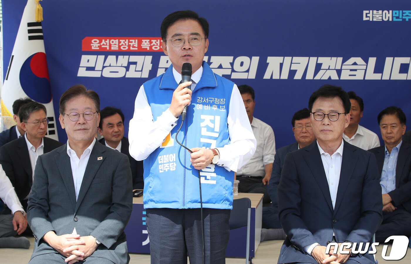 본문 이미지 - 진교훈 후보가 6일 오전 서울 여의도 국회 본청앞 단식투쟁천막에서 열린 더불어민주당 서울 강서구청장 보궐선거 후보자 공천장 수여식에서 발언을 하고 있다. 2023.9.6/뉴스1 ⓒ News1 임세영 기자