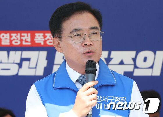 진교훈 후보가 6일 오전 서울 여의도 국회 본청앞 단식투쟁천막에서 열린 더불어민주당 서울 강서구청장 보궐선거 후보자 공천장 수여식에서 발언을 하고 있다. 2023.9.6/뉴스1 © News1 임세영 기자