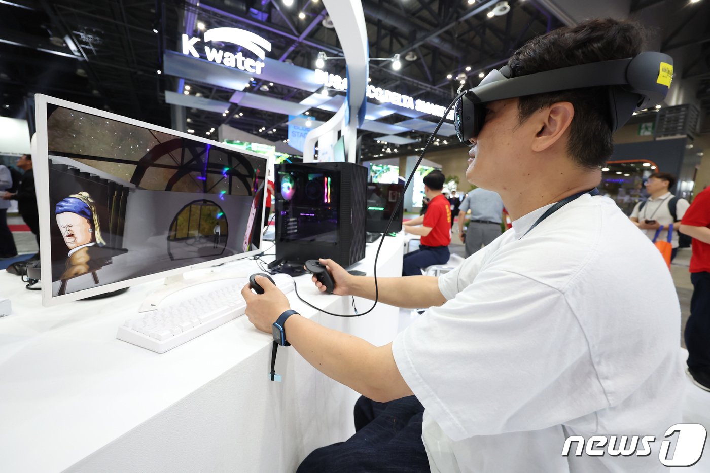 본문 이미지 - 6일 경기 고양시 킨텍스 제1전시장에서 열린 2023월드스마트시티엑스포를 찾은 관람객이 VR 가상체험을 하고 있다.. 2023.9.6/뉴스1 ⓒ News1 김민지 기자