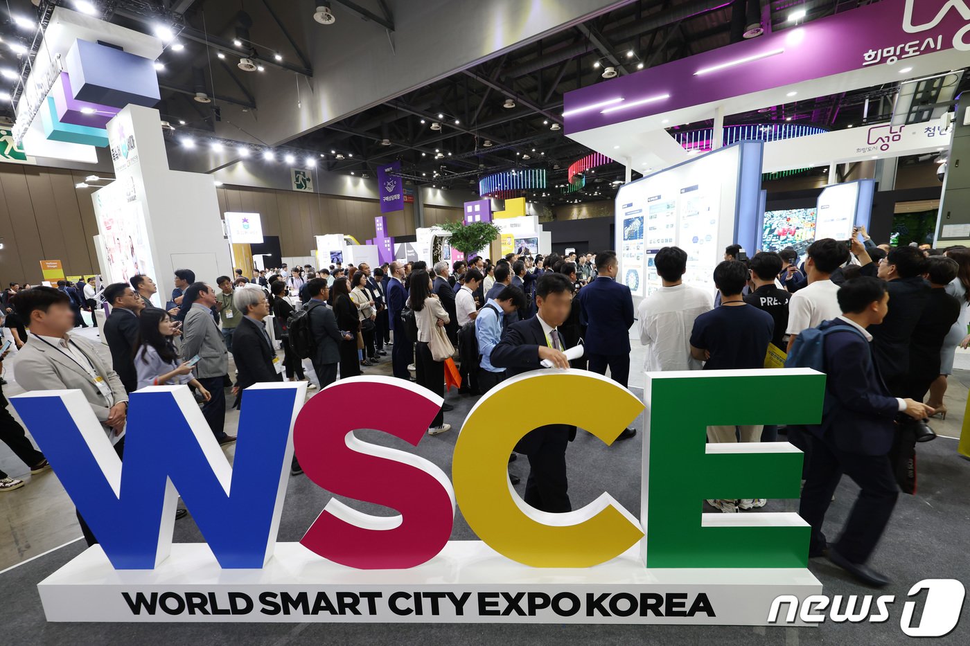 본문 이미지 - 경기 고양시 킨텍스 제1전시장에서 열린 2023월드스마트시티엑스포를 찾은 관람객이 부스를 둘러보고 있다.. 2023.9.6/뉴스1 ⓒ News1 김민지 기자