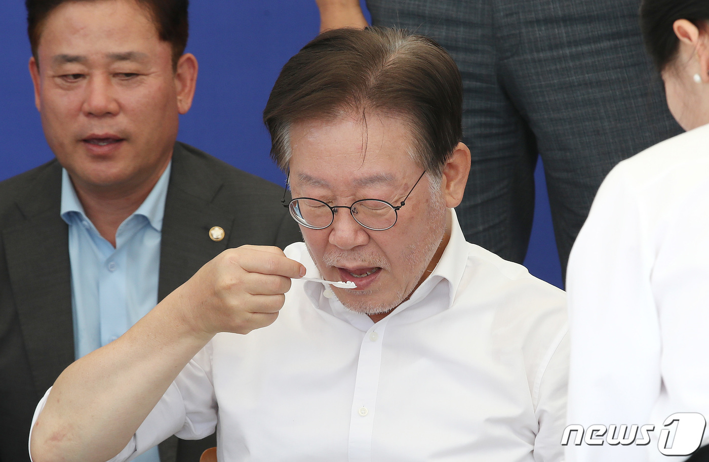 (서울=뉴스1) 임세영 기자 = 단식 7차를 맞은 이재명 더불어민주당 대표가 6일 오전 서울 여의도 국회 본청 앞 단식투쟁천막에서 소금을 먹고 있다. 2023.9.6/뉴스1