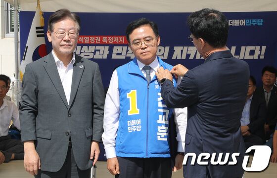 박광온 더불어민주당 원내대표가 6일 오전 서울 여의도 국회 본청앞 단식투쟁천막에서 열린 더불어민주당 서울 강서구청장 보궐선거 후보자 공천장 수여식에서 진교훈 후보에게 당 배지를 달아주고 있다. 2023.9.6/뉴스1 © News1 임세영 기자