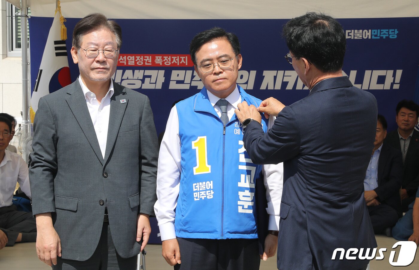본문 이미지 - 박광온 더불어민주당 원내대표가 6일 오전 서울 여의도 국회 본청앞 단식투쟁천막에서 열린 더불어민주당 서울 강서구청장 보궐선거 후보자 공천장 수여식에서 진교훈 후보에게 당 배지를 달아주고 있다. 2023.9.6/뉴스1 ⓒ News1 임세영 기자