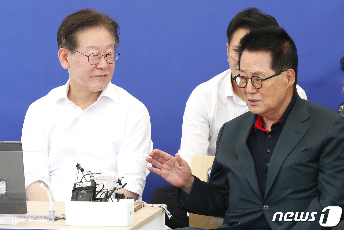 본문 이미지 - 단식 7일차인 이재명 더불어민주당 대표가 6일 오후 서울 여의도 국회 본청 앞 단식투쟁천막에서 박지원 전 국가정보원장과 대화를 나누고 있다. 2023.9.6/뉴스1 ⓒ News1 임세영 기자