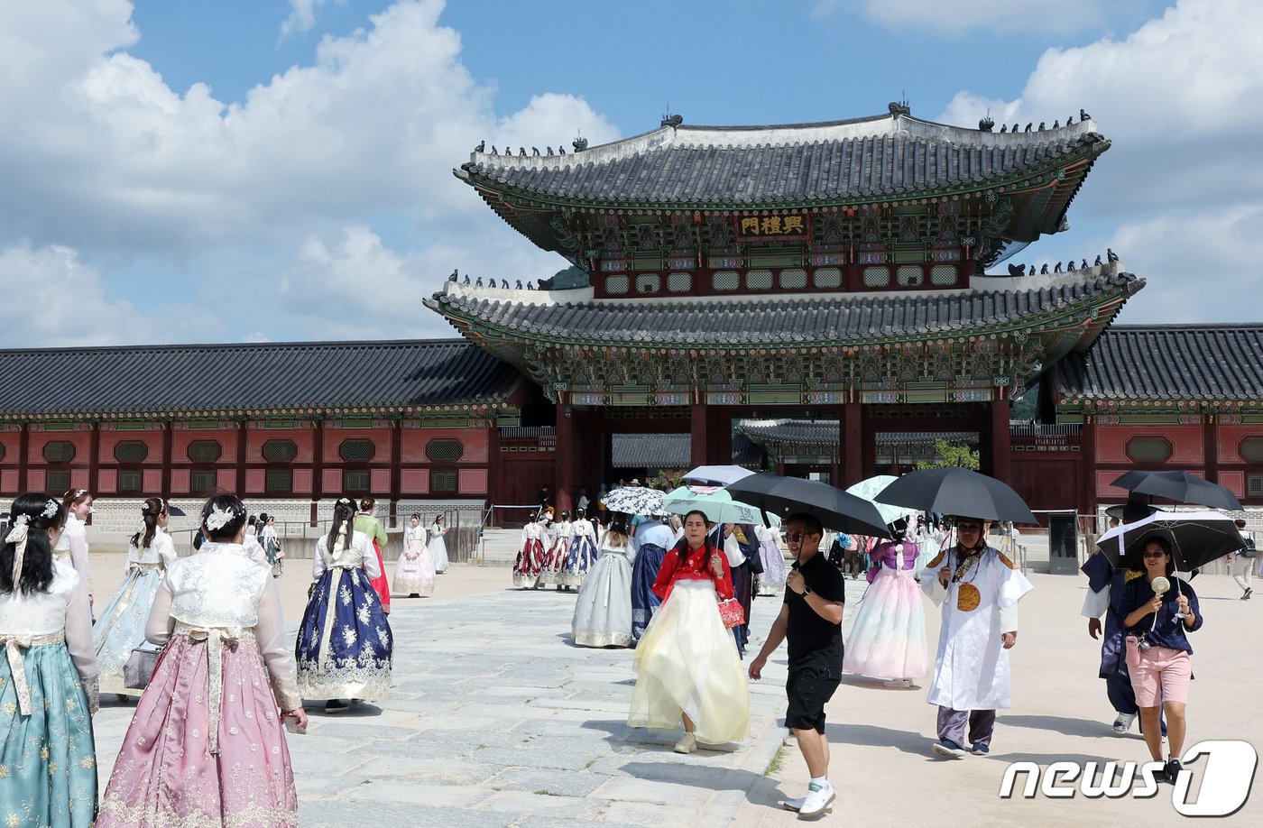 본문 이미지 - 서울 서남권을 비롯해 전국 곳곳에 폭염주의보가 발효된 6일 서울 경복궁을 찾은 외국인 관광객들이 우산을 쓴 채 궁궐을 거닐고 있다. 2023.9.6/뉴스1 ⓒ News1 박정호 기자