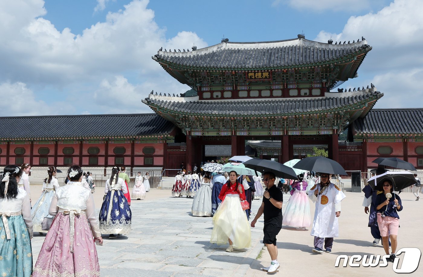 서울 서남권을 비롯해 전국 곳곳에 폭염주의보가 발효된 6일 서울 경복궁을 찾은 외국인 관광객들이 우산을 쓴 채 궁궐을 거닐고 있다. 2023.9.6/뉴스1 ⓒ News1 박정호 기자