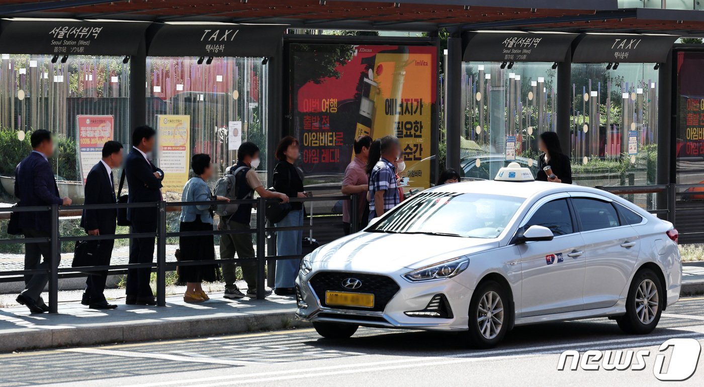 서울서부역 택시 승강장에서 시민들이 택시를 타기 위해 줄을 서고 있는 모습. 2023.9.6/뉴스1 ⓒ News1 구윤성 기자