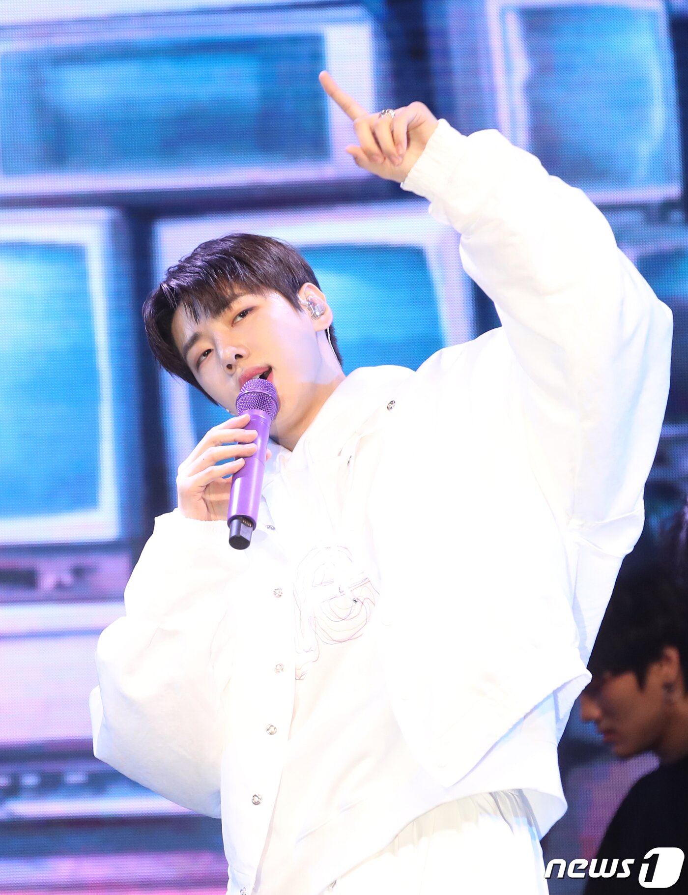 본문 이미지 - 그룹 DKZ(디케이지)의 재찬이 6일 서울 광진구 예스24라이브홀에서 가진 미니 1집 '제이씨팩토리(JCFACTORY)‘ 쇼케이스에서 타이틀 곡 '헬로'를 선보이고 있다. 2023.9.6/뉴스1 ⓒ News1 권현진 기자