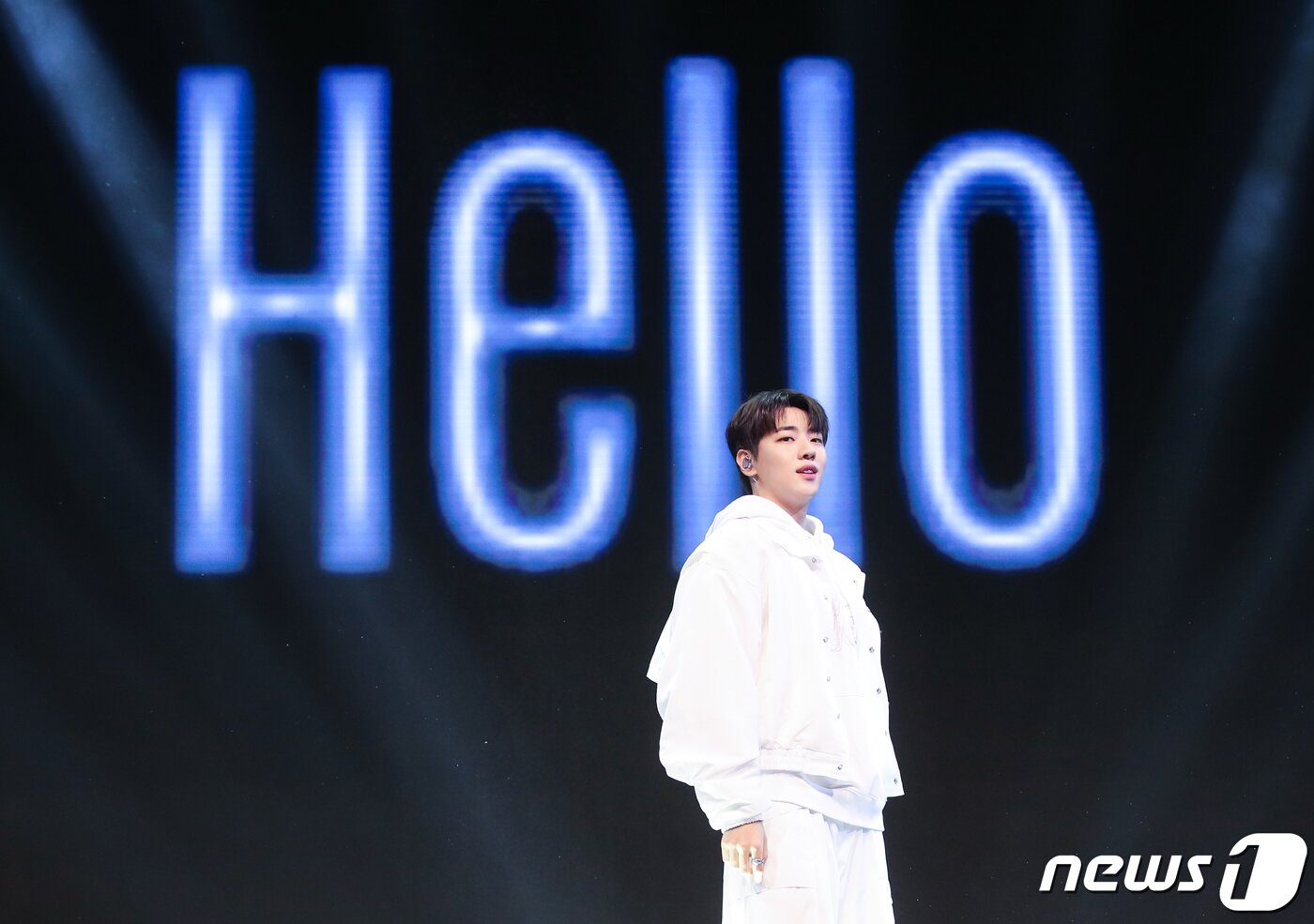 본문 이미지 - 그룹 DKZ(디케이지)의 재찬이 6일 서울 광진구 예스24라이브홀에서 가진 미니 1집 '제이씨팩토리(JCFACTORY)‘ 쇼케이스에서 타이틀 곡 '헬로'를 선보이고 있다. 2023.9.6/뉴스1 ⓒ News1 권현진 기자